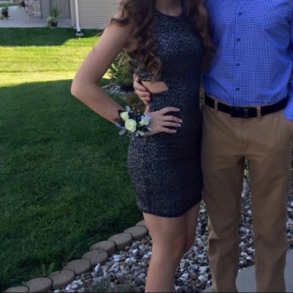 Fitted, comfortable dress - Picture 1 of 2